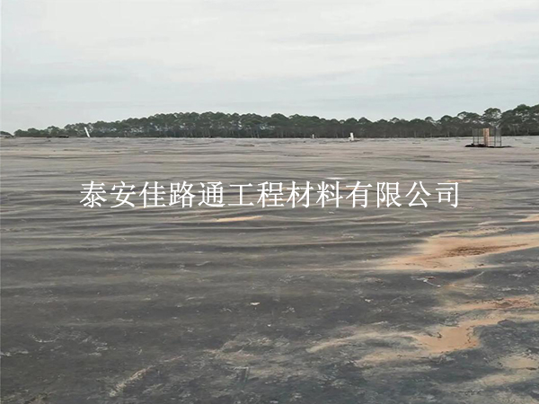 沼氣池黑膜運(yùn)輸“三字訣”：穩(wěn)、護(hù)、查