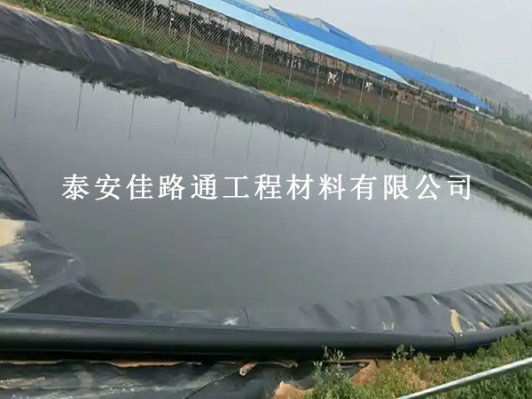 鋪設(shè)藕池養(yǎng)殖防滲膜，這些核心作用不可忽視