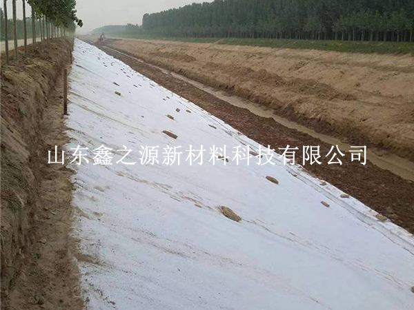 丙綸土工布鋪設(shè)：規(guī)避天氣影響，筑牢施工質(zhì)量防線